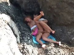 El chico se acercó a ...