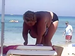 Un hombre mayor se f ...