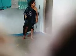 Una chica delgada y  ...
