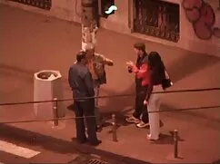 Una chica mira a un  ...