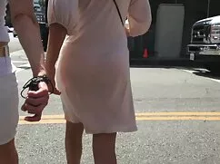 El hombre metió la m ...