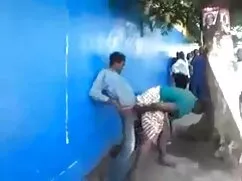 El hombre vio a su e ...
