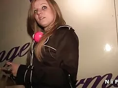 Una mujer con un ves ...