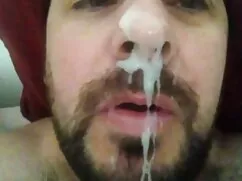 El chico admira el c ...