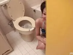 Una hermosa mujer mo ...