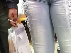 La muñeca se sienta  ...